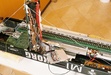 Rozobratý KORG M1 s konektorom pre zásuvný pamäťový modul