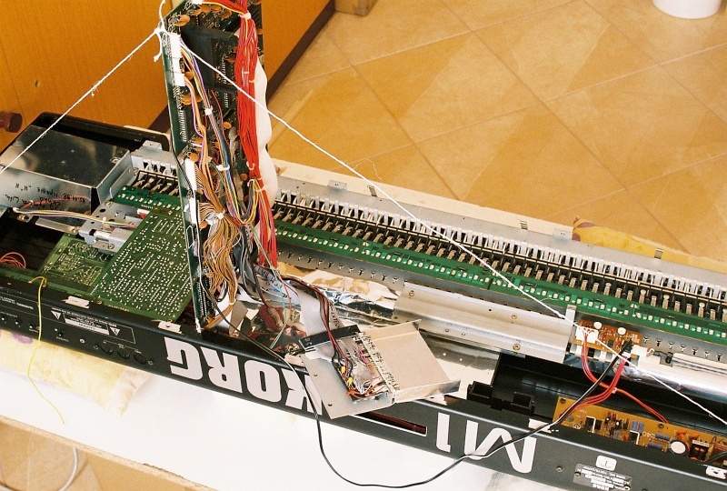 Rozobrat KORG M1 s konektorom pre zsuvn pamov modul