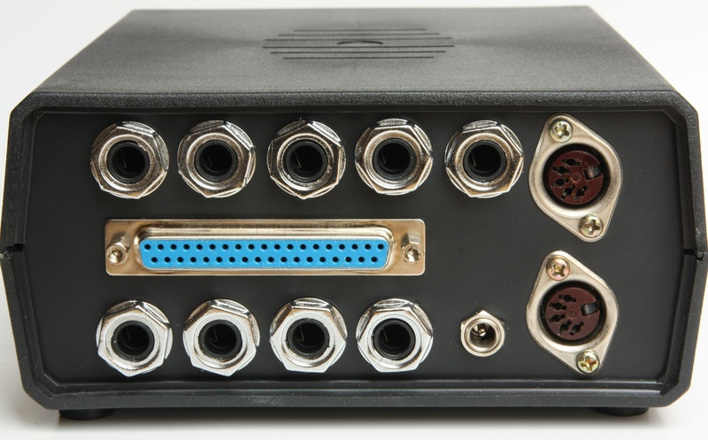 Zariadenie MIDI Buttons - panel konektorov